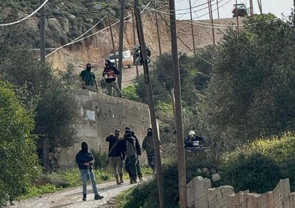 إصابة فتى في هجوم للمستوطنين على منزل عائلته في الطيبة شرق رام الله