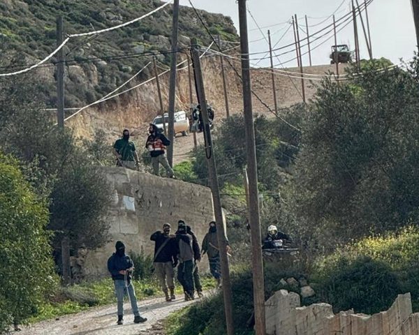 إصابة فتى في هجوم للمستوطنين على منزل عائلته في الطيبة شرق رام الله