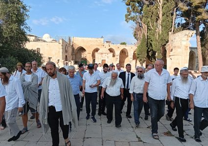 مئات المستوطنين يقتحمون الأقصى في خامس أيام عيد "العرش" حاملين "قرابين نباتية"