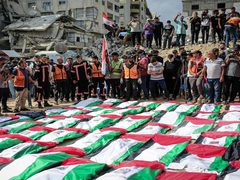 تشييع جثامين 105 شهداء انتشلوا من تحت أنقاض مبانٍ مدمرة في غزة