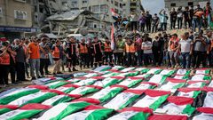 تشييع جثامين 105 شهداء انتشلوا من تحت أنقاض مبانٍ مدمرة في غزة