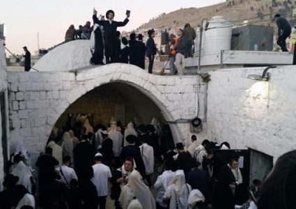 مستوطنون يقتحمون "مقام يوسف" والاحتلال يخلي المنازل المحيطة