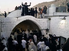 مستوطنون يقتحمون "مقام يوسف" والاحتلال يخلي المنازل المحيطة
