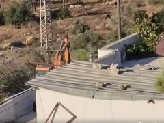 مستوطنون يجرفون أراضي في قرية أم صفا شمال غرب رام الله