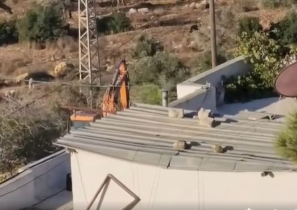 مستوطنون يجرفون أراضي في قرية أم صفا شمال غرب رام الله