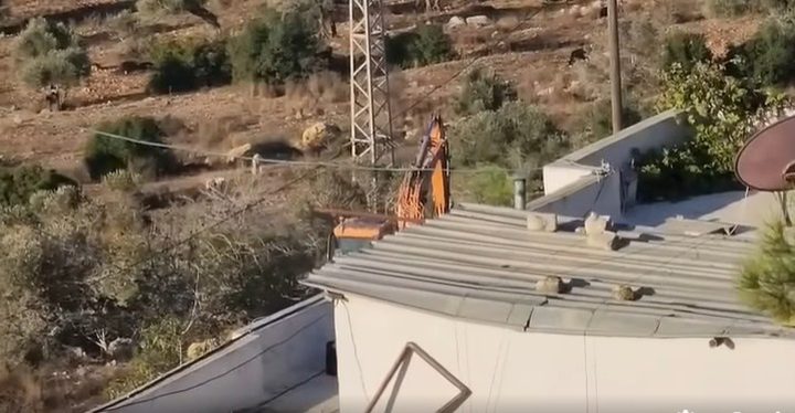 مستوطنون يجرفون أراضي في قرية أم صفا شمال غرب رام الله