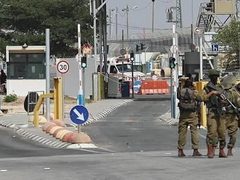 تقرير: 925 حاجزا وبوابة عسكرية تعيد تشكيل الجغرافيا الفلسطينية في الضفة