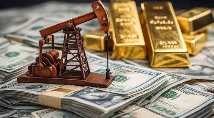 النفط يرتفع والذهب يستقر والدولار قرب أعلى مستوى له في شهرين