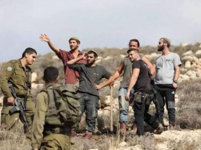 مستوطنون يحاصرون منزلين ويفككون حمايات النوافذ والأبواب في خلة الحمص بالخليل