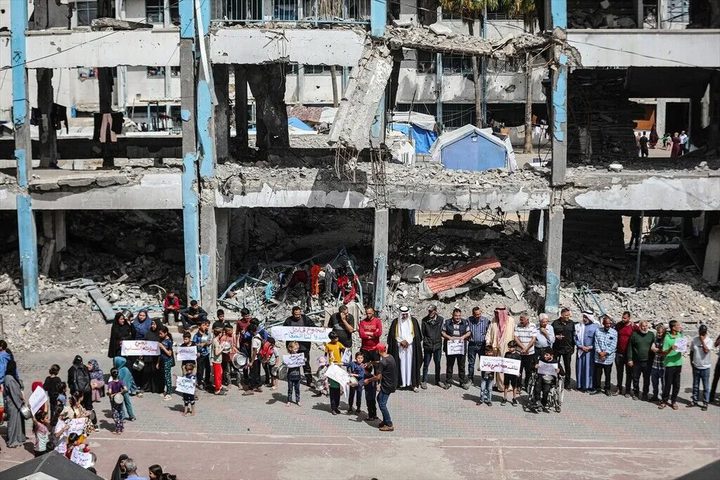 نازحون في البريج يحتجون على تقليص الوجبات الغذائية من قبل برنامج الغداء العالمي