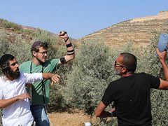 مستوطنون يهاجمون مزارعين خلال قطف الزيتون في أودلا جنوب نابلس