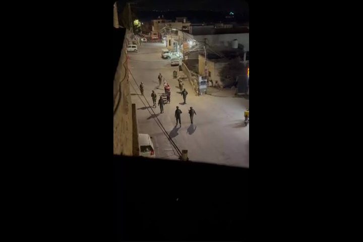 قوات الاحتلال تعتقل شابا وعشرات العمال في برطعة جنوب غرب جنين