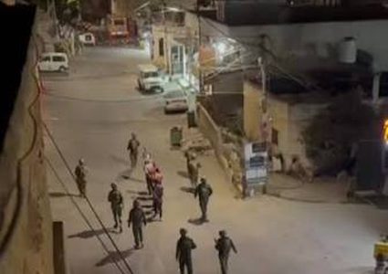 قوات الاحتلال تعتقل شابا وعشرات العمال في برطعة جنوب غرب جنين