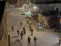 قوات الاحتلال تعتقل شابا وعشرات العمال في برطعة جنوب غرب جنين