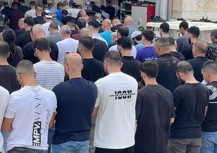 عشرات آلاف المصلين يؤدون الجمعة في الأقصى رغم تشديدات الاحتلال