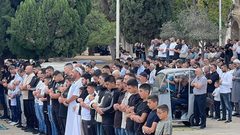 عشرات آلاف المصلين يؤدون الجمعة في الأقصى رغم تشديدات الاحتلال
