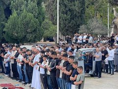 عشرات آلاف المصلين يؤدون الجمعة في الأقصى رغم تشديدات الاحتلال
