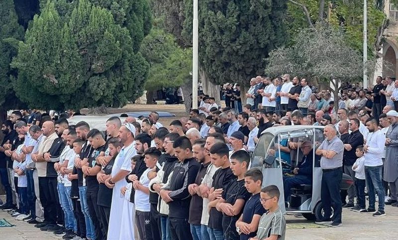 عشرات آلاف المصلين يؤدون الجمعة في الأقصى رغم تشديدات الاحتلال