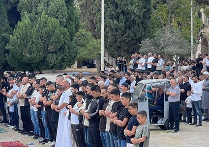 عشرات آلاف المصلين يؤدون الجمعة في الأقصى رغم تشديدات الاحتلال