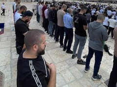 عشرات آلاف المصلين يؤدون الجمعة في الأقصى رغم تشديدات الاحتلال