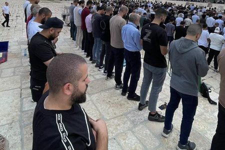 عشرات آلاف المصلين يؤدون الجمعة في الأقصى رغم تشديدات الاحتلال