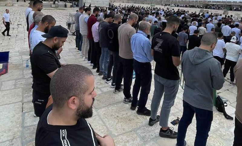 عشرات آلاف المصلين يؤدون الجمعة في الأقصى رغم تشديدات الاحتلال