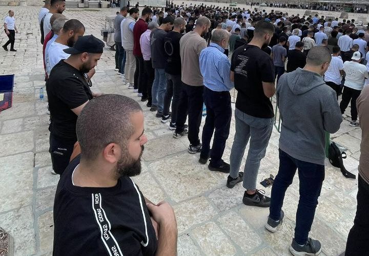 عشرات آلاف المصلين يؤدون الجمعة في الأقصى رغم تشديدات الاحتلال