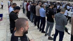 عشرات آلاف المصلين يؤدون الجمعة في الأقصى رغم تشديدات الاحتلال