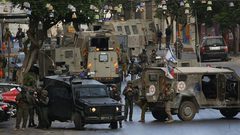 الاحتلال يفتش منازل ويحتجز عشرات المواطنين ويستجوبهم في برقة شمال غرب نابلس