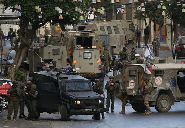 الاحتلال يفتش منازل ويحتجز عشرات المواطنين ويستجوبهم في برقة شمال غرب نابلس