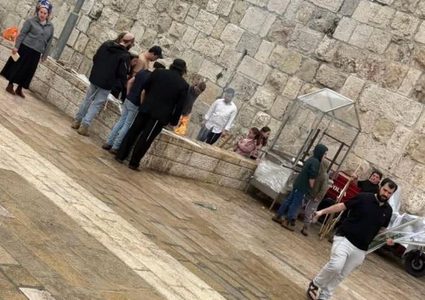 مستوطنون يؤدون رقصات أمام باب الساهرة