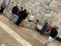 مستوطنون يؤدون رقصات أمام باب الساهرة