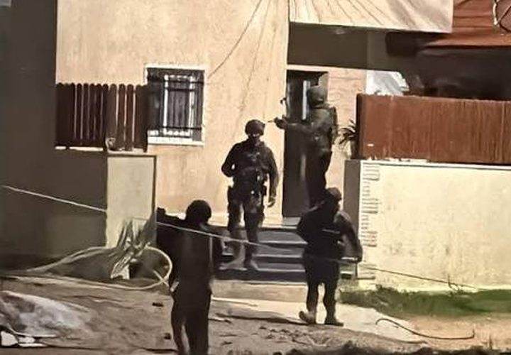 قوات الاحتلال تشرع بتفتيش منازل في الخان الأحمر