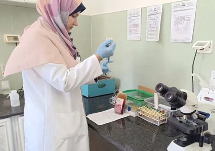 مصادر طبية تحذر: أزمة حادة تهدد الخدمات المخبرية في قطاع غزة