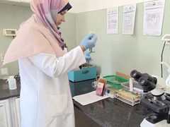 مصادر طبية تحذر: أزمة حادة تهدد الخدمات المخبرية في قطاع غزة