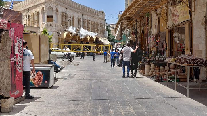 الاحتلال ينصب بوابة حديدية بالبلدة القديمة بالخليل