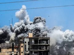 شهيدان أحدهما طفلة ومصابون في قصف الاحتلال جنوب دير البلح