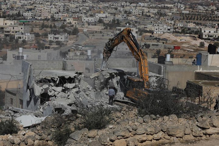 الاحتلال يهدم منزلاً وبئر مياه وحظائر في الديرات شرق يطا