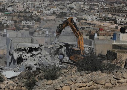 الاحتلال يهدم منزلاً وبئر مياه وحظائر في الديرات شرق يطا