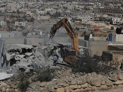 الاحتلال يهدم منزلاً وبئر مياه وحظائر في الديرات شرق يطا