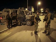 قوات الاحتلال تعتقل شبانا في طولكرم وتتخذهم دروعا بشرية