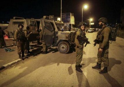 قوات الاحتلال تعتقل شبانا في طولكرم وتتخذهم دروعا بشرية