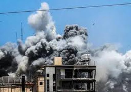 إصابات إحداها خطيرة بقصف الاحتلال خان يونس