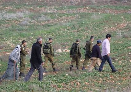 مستوطنون يهاجمون قاطفي الزيتون ويستولون على جرار زراعي في برقة