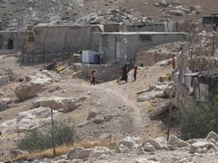 الاحتلال يستولي على شاحنة لمواطن في مسافر يطا بحجة وجودها في منطقة إطلاق نار
