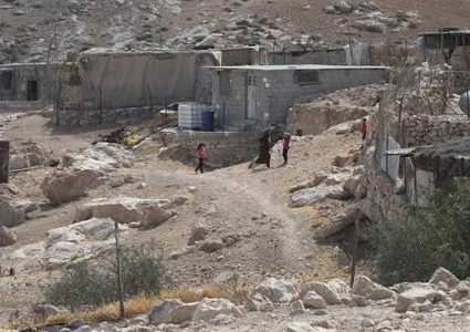 الاحتلال يستولي على شاحنة لمواطن في مسافر يطا بحجة وجودها في منطقة إطلاق نار
