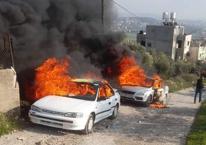 مستوطنون يحرقون أربع مركبات في عقربا جنوب نابلس