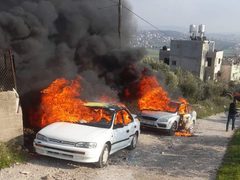 مستوطنون يحرقون أربع مركبات في عقربا جنوب نابلس