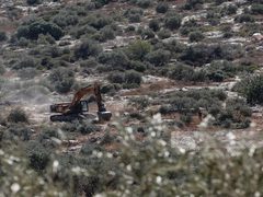 الاحتلال يجرف أراضي ويقتلع أشجار زيتون ويغلق طرقا في عراق بورين جنوب نابلس