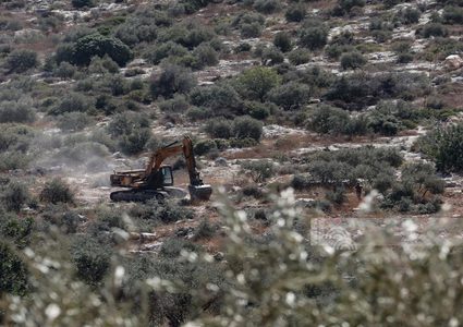 الاحتلال يجرف أراضي ويقتلع أشجار زيتون ويغلق طرقا في عراق بورين جنوب نابلس